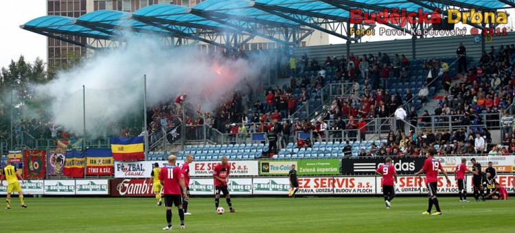 Situace ze 42. minuty. Nitrianský je ošetřován, sparťanští fanoušci se radují z gólu
