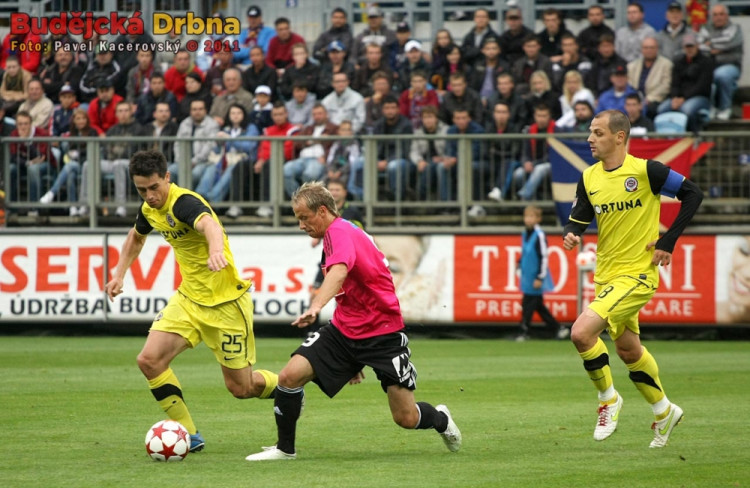 Hvězdy utkání mezi Dynamem a Spartou - Kamil Vacek (u míče) a Rudolf Otepka