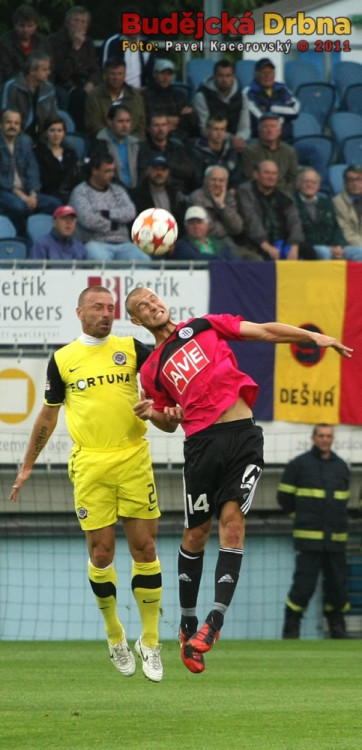 Letecký souboj o míč Tomášů Stráského a Řepky