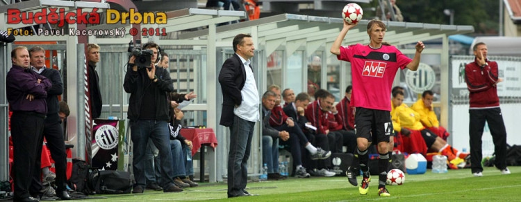 Ve svém prvním ligovém zápase se dostal mladý Pavel Novák do základní sestavy Dynama