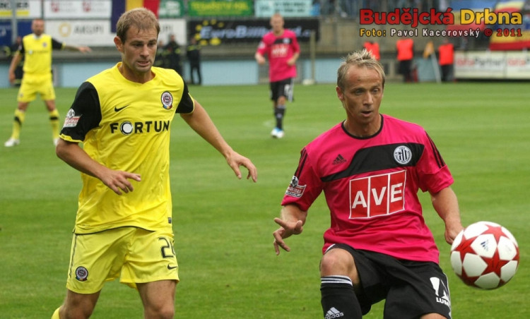 Rudolf Otepka (u míče) a Vlastimil Vidlička