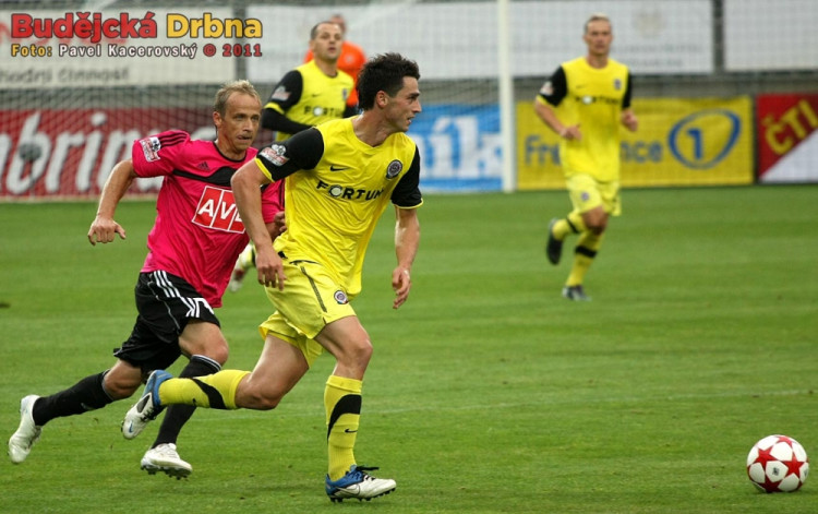 Běžecký souboj Kamila Vacka a Rudolfa Otepky (vlevo)