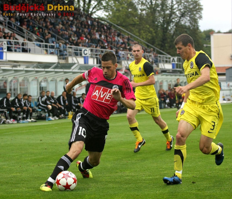 Michal Klesa čaruje před hlavní tribunou, pozici mu ztěžuje Manuel Pamić