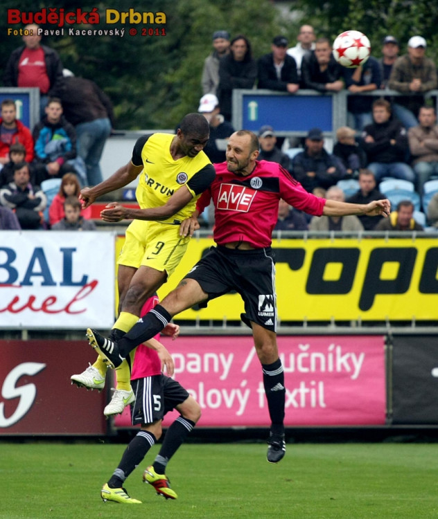 Hlavičkový souboj Romana Lengyela a Leonarda Kweukeho