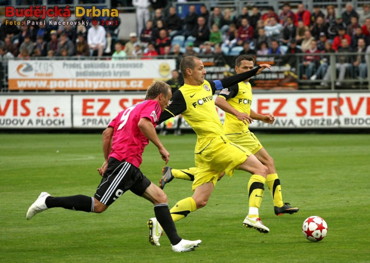 Kapitán Sparty Marek Matějovský dohání míč před Rudolfem Otepkou, vzadu Libor Sionko