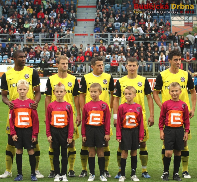 Sparťané při nástupu před utkáním