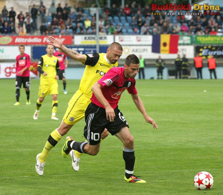 Stoper Řepka dotírá na Michala Klesu