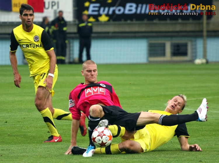 Zdeněk Ondrášek bojuje o míč s Tomášem Zápotočným