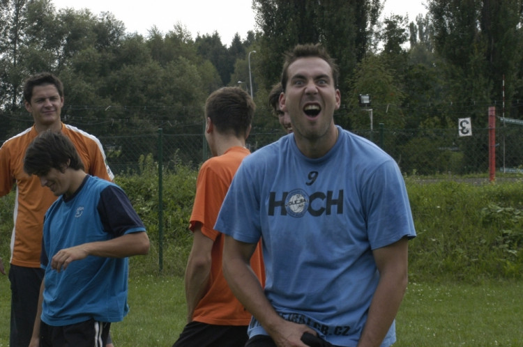 Blokař Michal Sukuba se při prvním tréninku bavil. Dobrou náladu si prý dovezl z dovolené