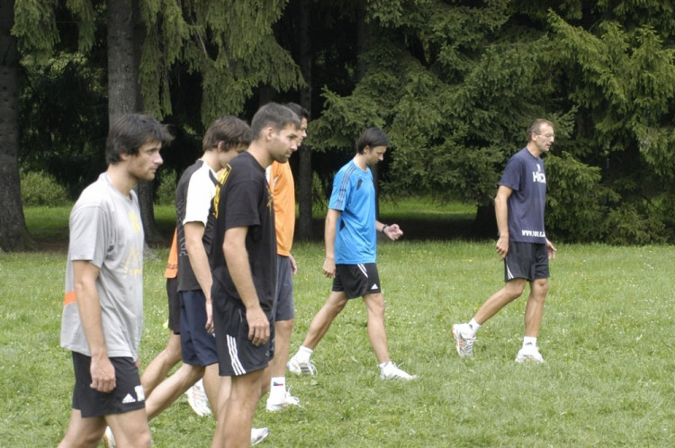 Druhou polovinu tréninku vedl Standa Pochop (vpravo), trenér Jan Svoboda si mezitím odskočil do sportovky za svým druhým týmem.