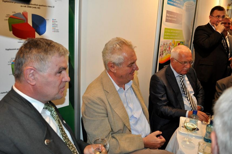 Expozice Kraje Vysočina - prezident Václav Klaus, hejtman Moravsko- slezského kraje Jaroslav Palas a Miloš Zeman - Kopie