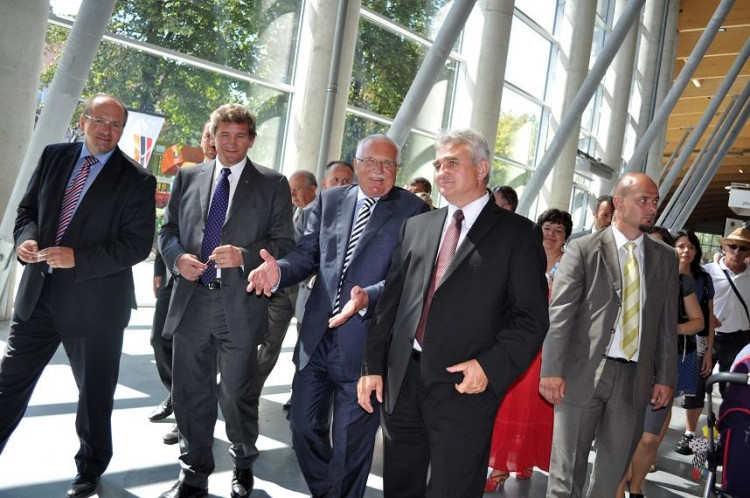 Hosté prochází velkorysým prostorem pavilonu T. - Kopie