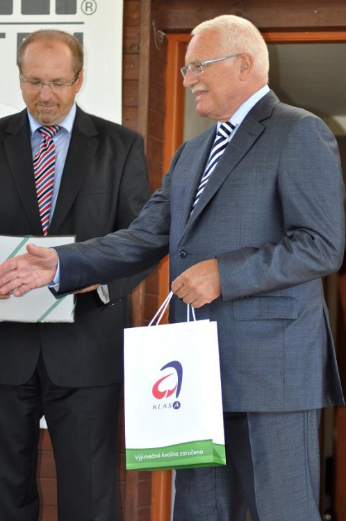 Prezident České republiky Václav Klaus předává certifikát KLASA. - Kopie