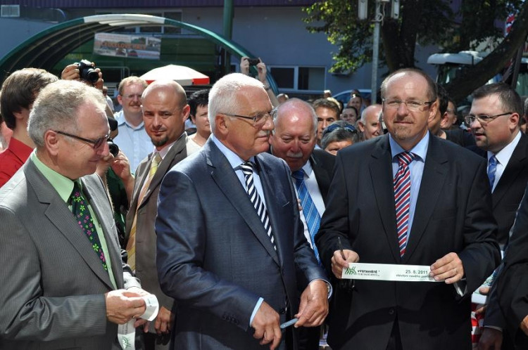 Slavnostní otevření pavilonu T. - pavilon slavnostně otevřen.