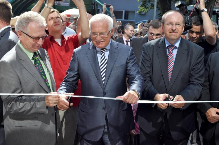 Slavnostní otevření pavilonu T - přestřižení pásky.