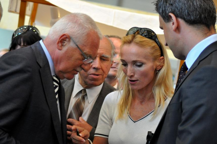 V expozici Jihočeského kraje - prezident Václav Klaus a ředitelka RAK Jč. kraje Hana Hricová.