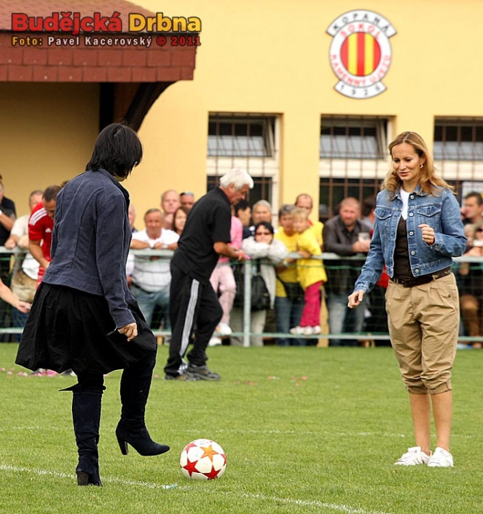 Čestný výkop v podání Zory Jandové a Moniky Absolonové (zleva)