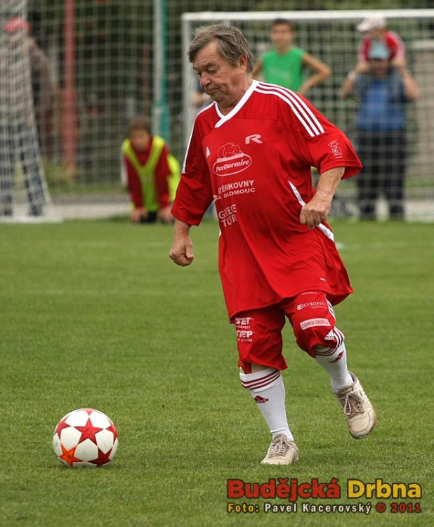 Dres nad kolena, trenky do půlky lýtek. Roman Skamene byl nepřehlédnutelný