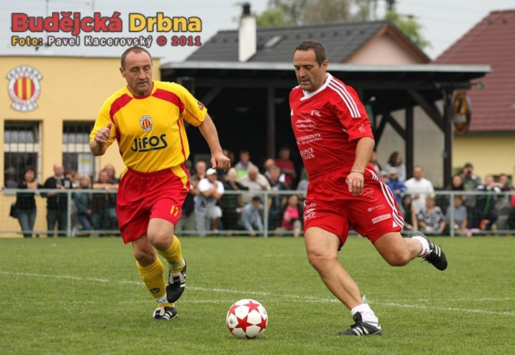 Fotbalista Amfory roku 2011 Pavel Zuna obehrává bývalého hráče Dynama Zdeňka Trněného