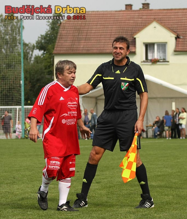 Malý velký muž Roman Skamene při rozmluvě s rozhodčím Robertem Crkvou