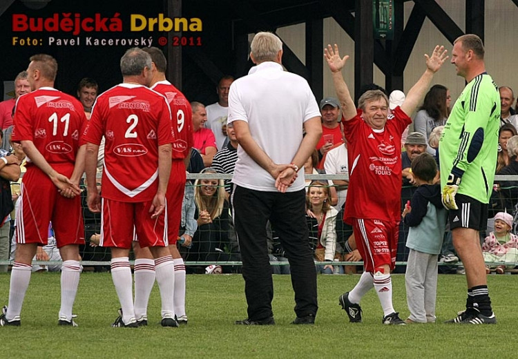 Moderátor zápasu Petr Novotný právě představil Antonína Panenku... Roman Skamene je asi nedoslýchavý