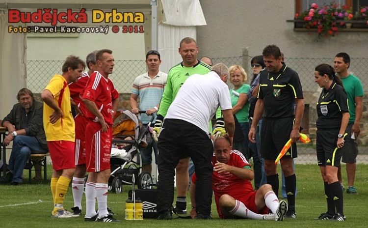 Petr Salava po kontaktu míče s jeho obličejem