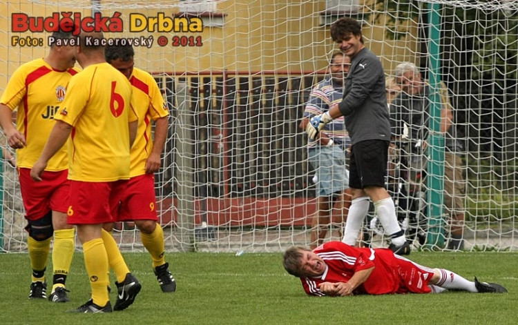 Teatrálním válením sudů přes velké vápno si Roman Skamene vybrečel penaltu