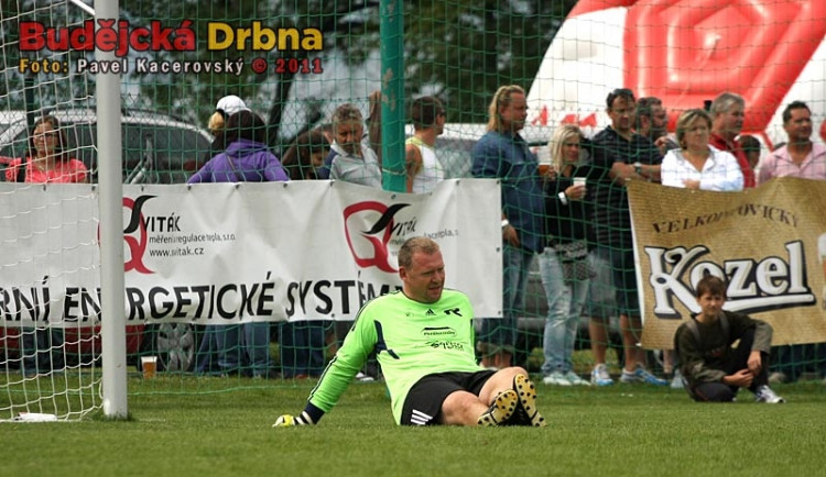 To je pohoda, co? Gólman Pavel Steiner si nedělal při zápase žádné nervy