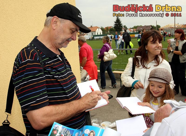 Vladimír Čech rozdává autogramy