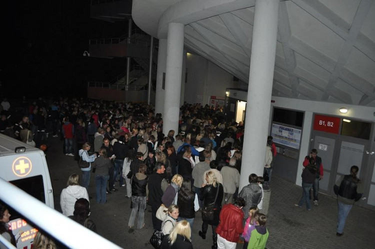 Před Budvar arénou.