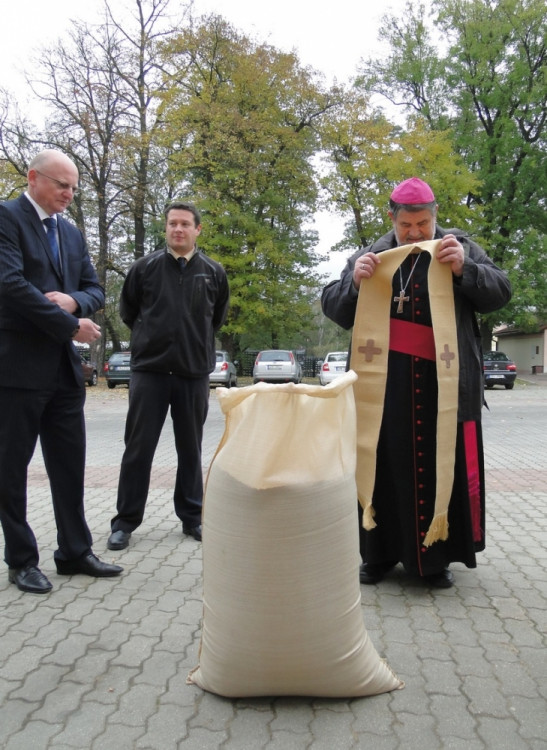 Biskup se připravuje k žehnání