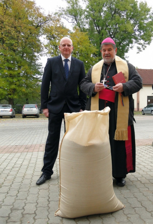 Biskup se připravuje k žehnání