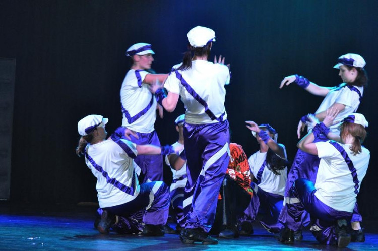 Danceshow Dancing Queens - Reset a Man