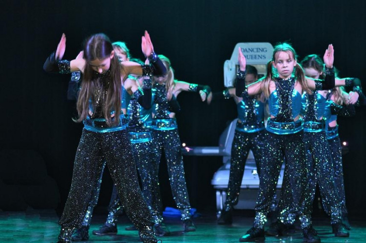 Dancing Queens - Planeta D.Q.  I