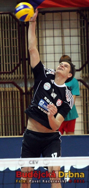 Štěpán Smrčka posílá míč do hry