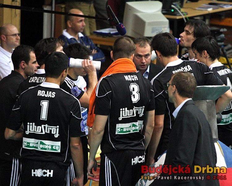 Trenér Svoboda rozdává při time-outu pokyny