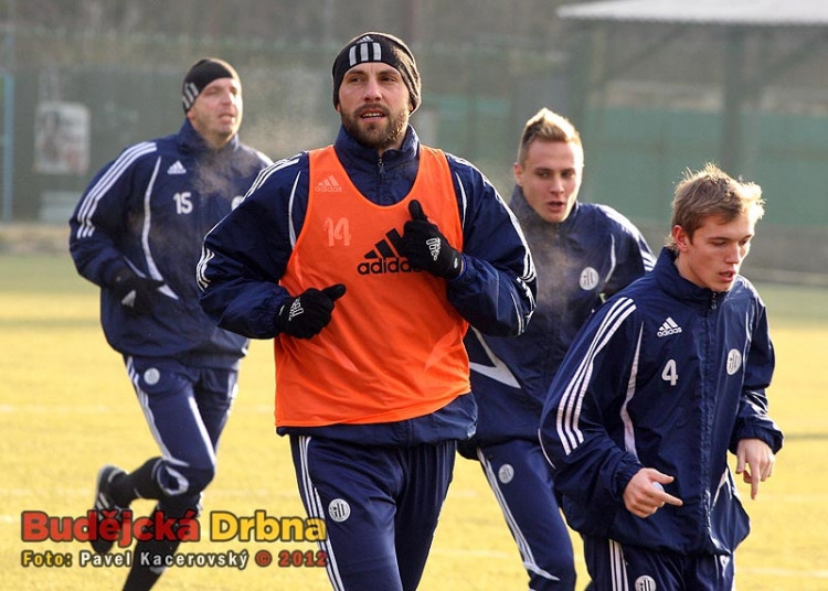 Na snímku zleva navrátilec Jan Riegel, kapitán Roman Lengyel a mladíci František Němec s Ondřejem Sajtlem