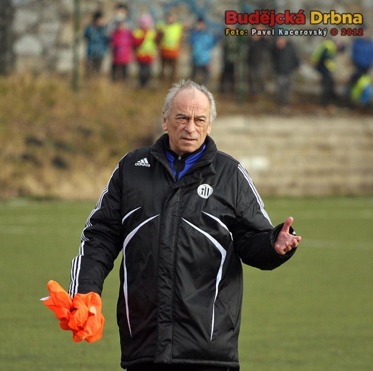 Trenér František Cipro sledovaný dětmi z mateřské školy