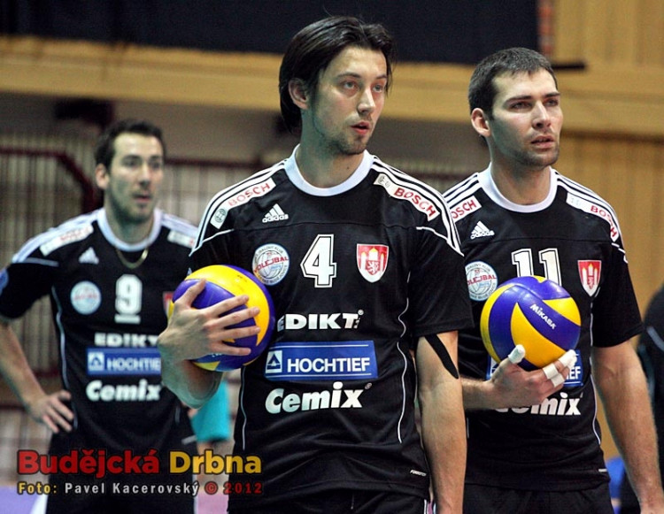 Jakub Novotný s Radkem Motysem, v pozadí kapitán Michal Sukuba