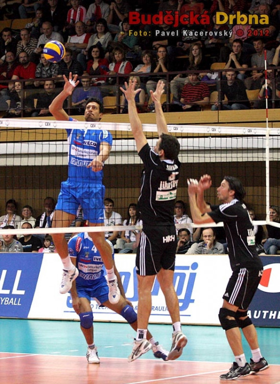 Michal Sukuba se snaží zablokovat smeč italského reprezentanta Luigiho Mastrangela