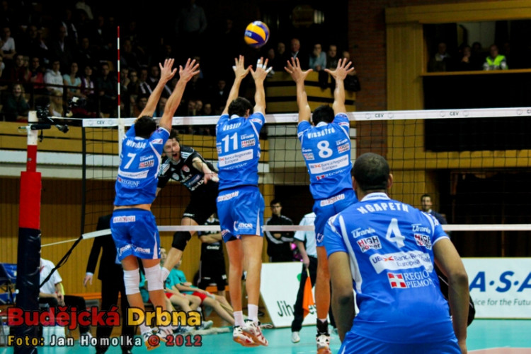 Ngapeth přihlíží trojbloku Wijsmansa, Veselého a Vissota