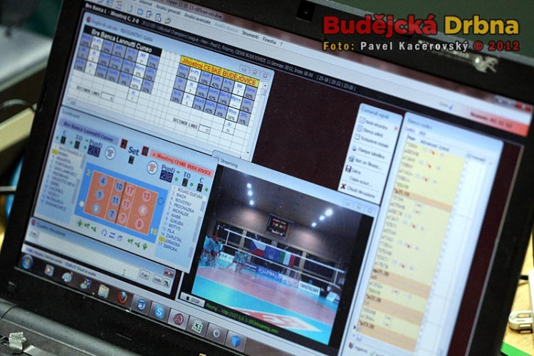 Online přenos zápasu na počítači italského novináře