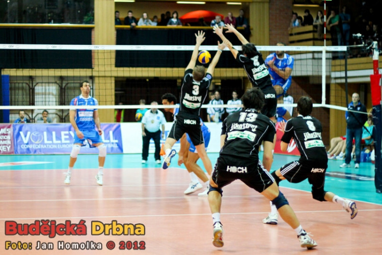 Radek Mach a Jakub Novotný v bloku proti smeči Earvina Ngapetha