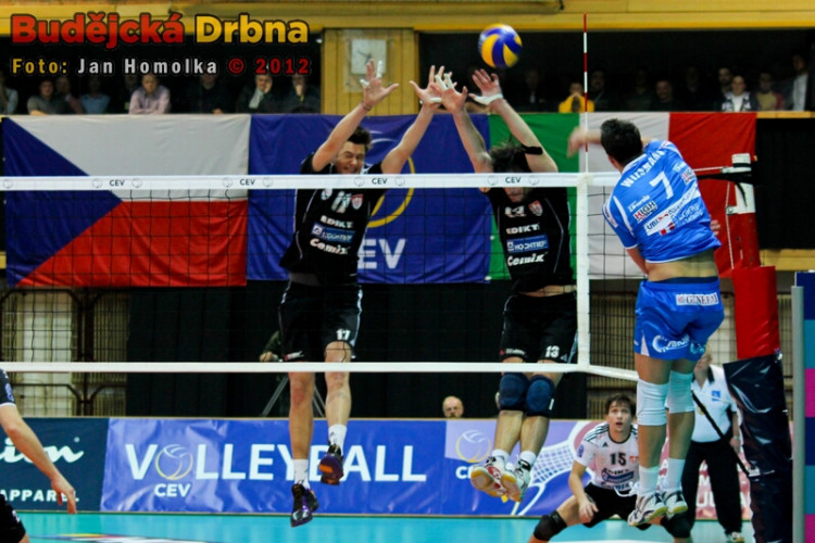 Silný Wijsmansovo útok přes pravé křídlo, na bloku Smrčka a Fila