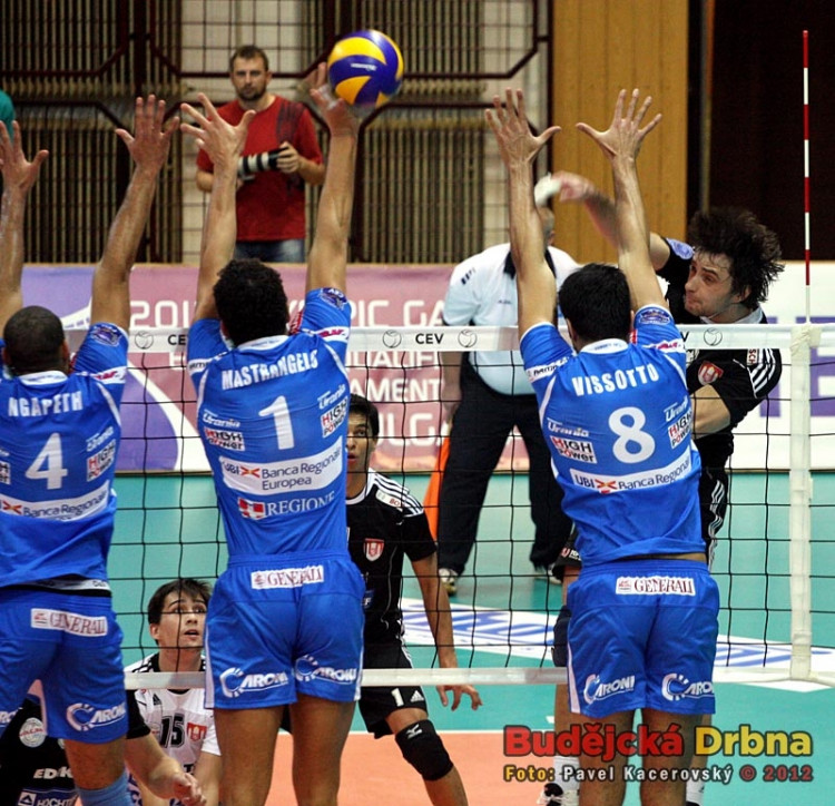 Tomáš Fila se snaží prosadit proti italské zdi