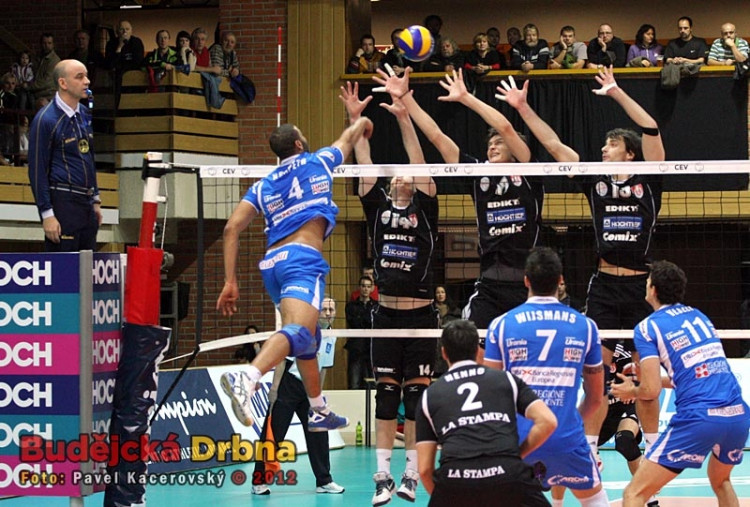 Trojblok Zapletal, Smrčka a Fila před útočícím Ngapethem