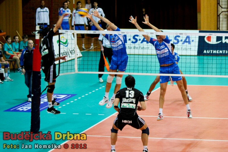 Útoku Andyho Rojase přihlíží Tomáš Fila