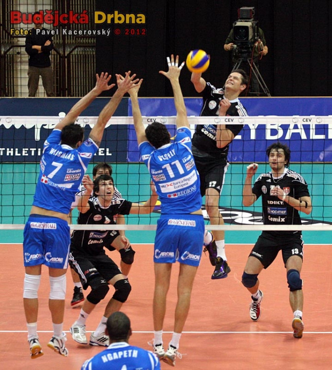 Wout Wijsmans s Jakubem Veselým blokují smeč Štěpána Smrčky