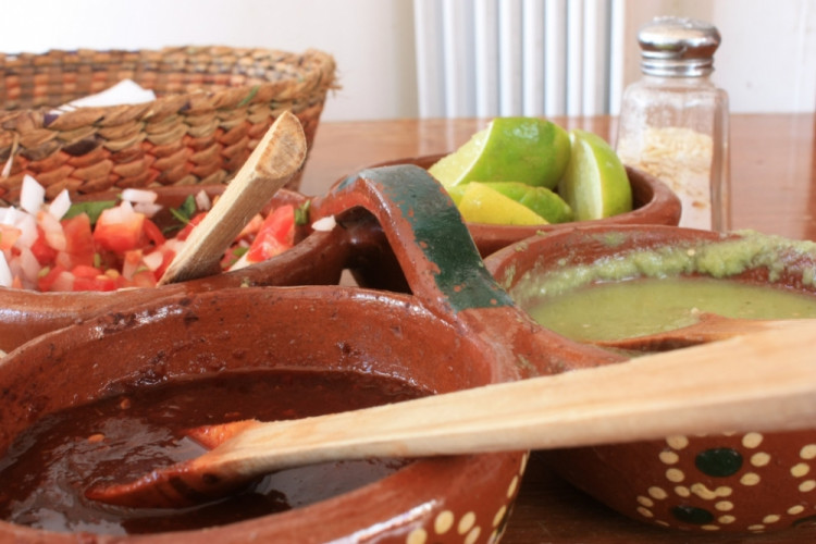 salsy, limety a směs rajčat a cibule s jalapenos a čestvým koriandrem