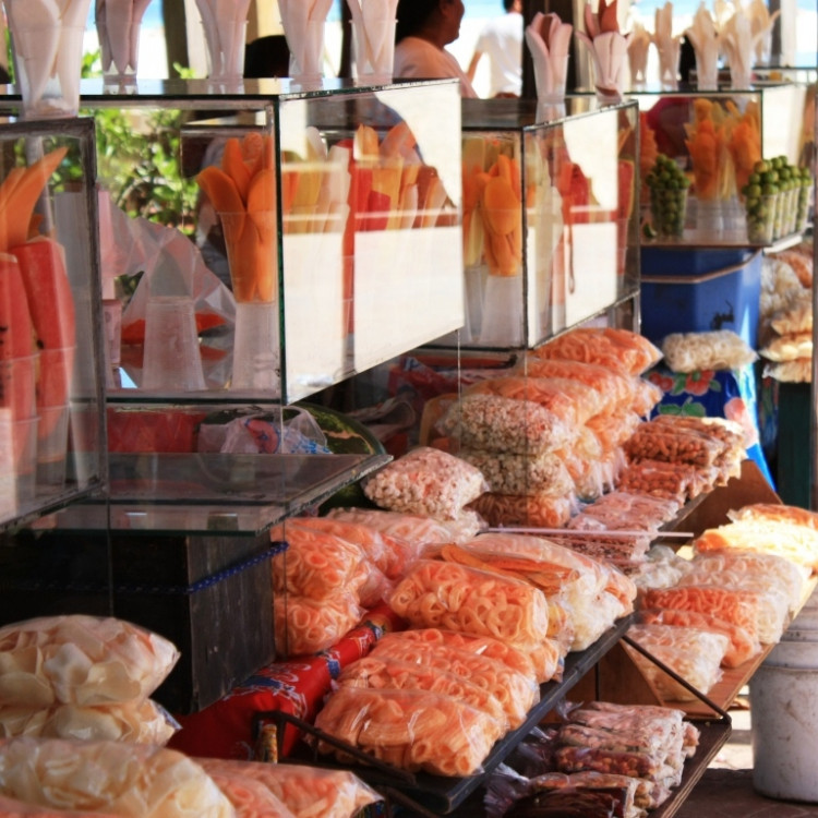 Stánky s krájeným ovocem a pochutinami